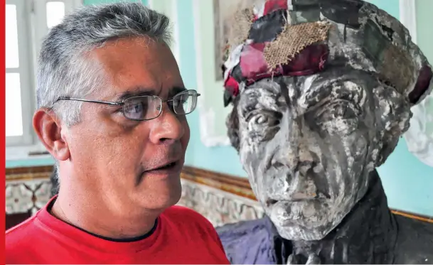  ??  ?? Orlando Vergés, junto a una escultura de Alberto Lescay, en uno de los espacios de la Casa del Caribe que dirige.