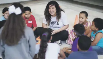  ?? Teresa.canino@gfrmedia.com ?? Carolina Mejías realiza una dinámica que fomenta el juego entre niños.