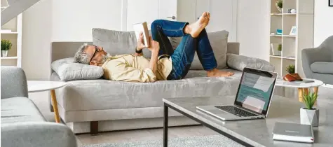  ?? Foto: stock.adobe.com ?? Wer im Alter entspannt auf der Couch liegen will, muss rechtzeiti­g Vorsorge betreiben. Eine Immobilie kann ein guter Baustein sein.