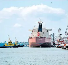  ??  ?? La congestión de buques en la costa del Golfo, causa de menores importacio­nes /ALEJANDRO DEL ANGEL