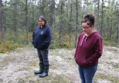  ?? TANYA TALAGA/TORONTO STAR ?? Community members Maryanne Panacheese and Melissa Skunk at the site where Charnelle Masakeyash’s remains were found.