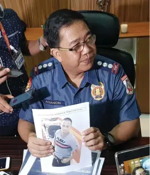  ??  ?? CAGAYAN DE ORO City Police Office Director, Police Senior Superinten­dent Nelson Aganon gives update on the LBC robbery suspect they captured. (NEF LUCZON)