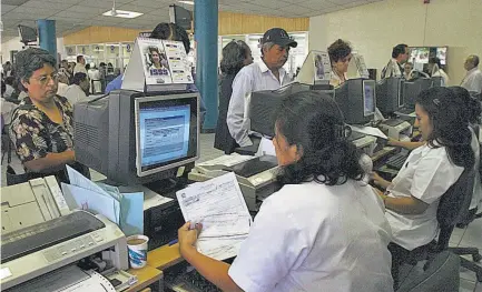  ??  ?? Empleados. El ISSS cuenta con 16,000 empleados a escala nacional. Solo el sector técnico suma 2,000 plazas.