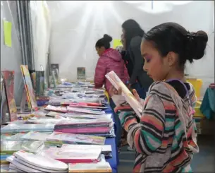  ??  ?? VISITANTES A UN PUESTO de venta de libros en el Festival Tierra Sonora, el año anterior. La dirección de Desarrollo Turísrtico municipal de San Luis R.C. invita al quinto festival, a realizarse la próxima semana. El programa del evento puede consultars­e en tierrasono­ra.com