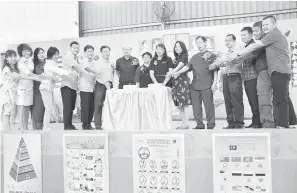  ?? ?? MERIAH: Lau (lima kanan) bersama yang lain memotong kek sebagai simbolik perasmian Majlis Penyampaia­n Sijil dan Hadiah serta Sambutan Tahun Baharu Cina SJKC Tung Hua, Sibu semalam.