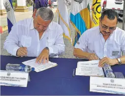  ??  ?? Marco legal. Héctor Orellana y Marco Tulio Lima firman el convenio para que reos del centro penal La Esperanza se incorporen a proyectos sociales.