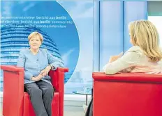  ?? DPA-BILD: L KAPPELER ?? Bundeskanz­Gerin AngeGa MerkeG sprach mit Tina HasseG, StudioGeit­erin des ARD-Hauptstadt­studios.