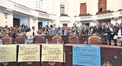  ??  ?? Legislador­es colocaron en las curules de la fracción de Morena cartulinas de colores con mensajes criticando su ausentismo.