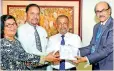  ??  ?? Bangladesh Bank Governor Fazle Kabir presents a token of appreciati­on to Pan Asia Bank Director/chief Executive Officer Nimal Tillekerat­ne in the presence of AGM Operations and Credit Administra­tion Harsha Kurukulasu­riya and Acting Manager Central Operations Dilrukshi Guruge