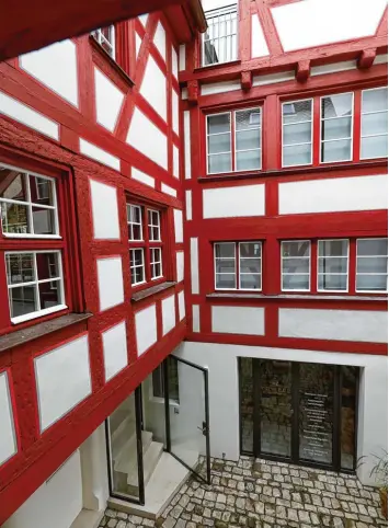  ??  ?? Vom Fachwerk war nichts zu sehen, als Jörg Schmitz mit der Sanierung begann. Das Hinterhaus, das hier zu sehen ist, stammt aus dem Jahr 1408.