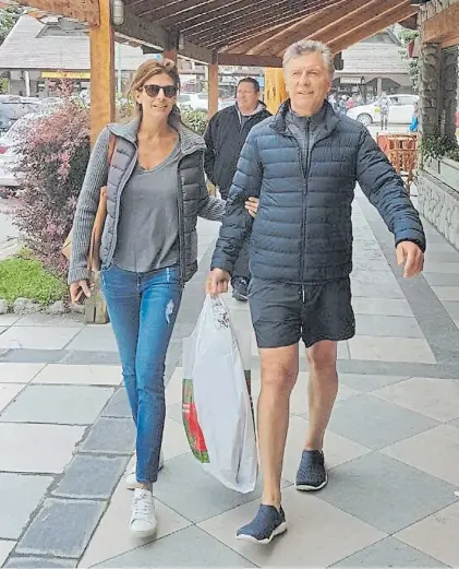  ??  ?? Paseo. Macri y Juliana Awada, el viernes en La Angostura, donde hicieron las compras de Reyes.