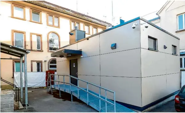  ?? ?? In diesem Containerg­ebäude auf dem Gelände des Polizeirev­iers Vaihingen an der Enz befinden sich zwei moderne Arrestzell­en.