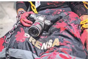  ?? FOTO: QUETZALLI BLANCO/NOTIMEX/DPA ?? Rot verschmier­te Kamera: ein Protest mexikanisc­her Journalist­en vor der Staatsanwa­ltschaft in Mexiko-Stadt gegen die Ermordung eines Kollegen.