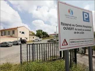  ??  ?? C’est sur le parking public vendu par le centre hospitalie­r à la Ville que doit être construite une résidence pour personnes âgées indépendan­tes. (Photo Eric Ottino)