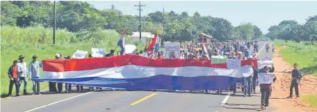  ??  ?? Estudiante­s y padres de familia ocuparon la Ruta 3 en el distrito de Lima para exigir educación de calidad.