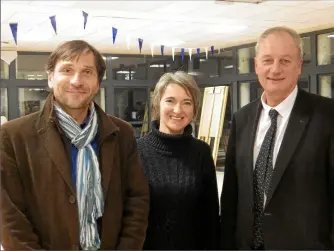  ??  ?? François Sudreau (président de Cahors Rugby (à gauche) avec Vincent Bouillague­t à droite entourent Nelly Ginestet conseillèr­e départemen­tale