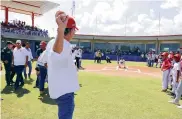  ??  ?? El Gobernador del Atlántico lanza la primera bola.