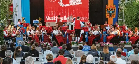  ?? Foto: Mike Kapfer ?? Beim Dorfplatzk­onzert in Wörnitzste­in stimmte nicht nur die musikalisc­he Auswahl, sondern auch die Temperatur: Es war ein lauer Sommeraben­d.