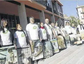  ??  ?? Miembros de Pacma, ayer a las puertas del Ayuntamien­to.