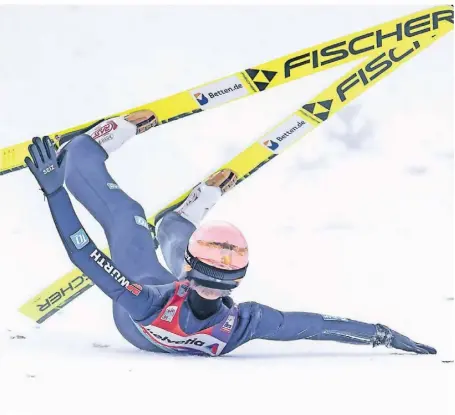  ?? FOTO: URS FLUEELER/DPA ?? Schrecksek­unde für Deutschlan­ds Skispringe­r: Karl Geiger stürzt am Sonntag in Engelberg nach der Landung seines Sprungs, verletzt sich aber nicht.