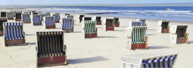  ?? Dpa-BILD: Kuchenbuch-Hanken ?? Auf Wangerooge stehen die ersten Strandkörb­e am Bade- und Burgenstra­nd bereit. Jetzt können die Touristen kommen.