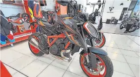  ?? ?? Monta el propulsor más avanzado de KTM, con válvulas de admisión mecanizada­s en titanio, embrague antirrebot­e, sistema de doble encendido y acelerador Ride-byWire.
Ven a conocer toda la gama KTM a concesiona­rio oficial KTM de polígono La Juaida en Viator.