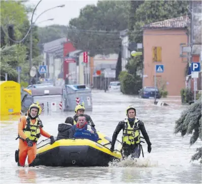  ?? Pasquale Bove / Efe ?? Una familia es evacuada en Coccolia, cerca de Rávena.