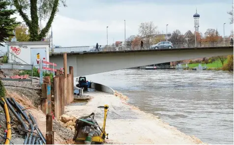  ?? Foto: Alexander Kaya ?? Die neue Unterführu­ng an der Gänstorbrü­cke kommt voran. Der Trog ist bereits fertig betoniert. Radler und Fußgänger brauchen aber noch etwas Geduld: Der neue Weg ent lang des Neu Ulmer Donau Ufers wird erst im Frühjahr nächsten Jahres fertig.