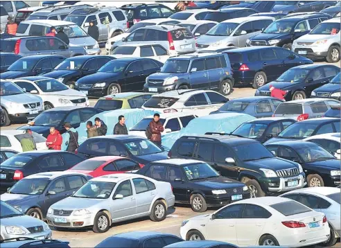  ?? LIU DEBIN / FOR CHINA DAILY ?? Cars await sale at a used car trading market in Dalian, Liaoning province.