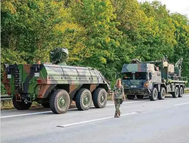  ?? Foto: dpa ?? Spezialfah­rzeuge der Bundeswehr stehen in der Nähe der Brandstell­e am Berliner Grunewald.