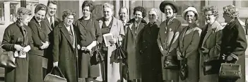  ?? FOTOS: FAMILIENAR­CHIV MIDDELHAUV­E ?? Mit dem Komitee der Sowjetfrau­en besuchte Bertha Middelhauv­e 1965 den Bayer-Konzern.