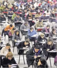  ??  ?? ► Médicos chilenos y extranjero­s rindiendo examen, en julio pasado, en Santiago.