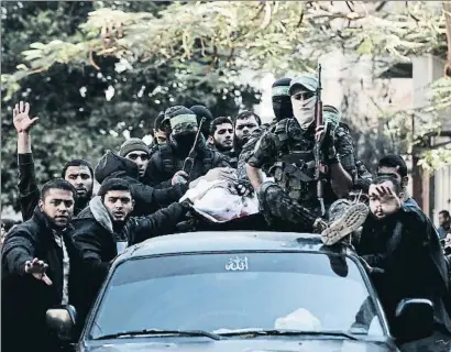  ?? MAHMUD HAMS / AFP ?? Membres de les milícies de Hamàs transporta­nt ahir un dels dos morts a Gaza
