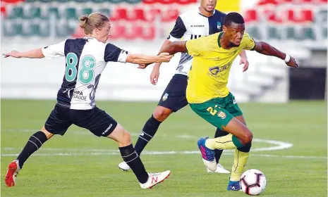  ??  ?? Diaby teve duas entradas imprudente­s, em dois minutos, sobre dois jogadores do Tondela