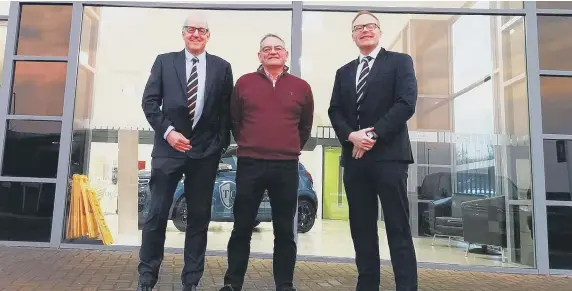  ?? ?? Town Centre Automobile­s’ Steve Smith, centre, with Sherwoods Motor Group chairman Chris Elvidge, left, and managing director Simon MacConachi­e.