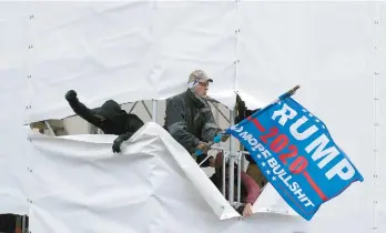  ?? JOSE LUIS MAGANA ASSOCIATED PRESS ?? Les partisans de Donald Trump ont déploré les violences et le vandalisme qui ont eu lieu mercredi, au Capitole (sur la photo). Mais ils ont rejeté la faute sur des « insurgés d’Antifa ou de Black Lives Matter » qui se seraient infiltrés parmi eux pour les faire mal paraître.