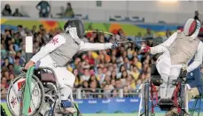  ?? EFE ?? El atleta de Hong Kong, Chik Sum Tam (i), disputa la medalla de bronce de esgrima con el francés Lemoine.