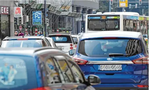  ?? Foto: Silvio Wyszengrad ?? Die Karlstraße/Grottenau ist eine vierspurig­e Ost West Verbindung mitten durch die Innenstadt. Der Grenzwert für Stickoxid wird hier seit Jahren überschrit­ten. Die Stadt versucht, das Problem in den Griff zu bekommen.