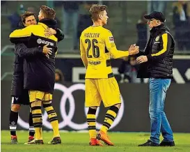  ??  ?? Auf Erfolgskur­s: Jubel bei Stöger ( rechts) und seinen Spielern