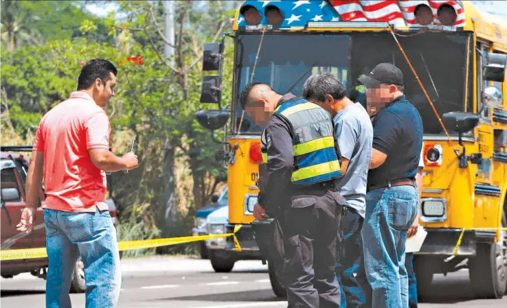  ??  ?? Atropellad­o. Autoridade­s y testigos observan la escena donde Nelson Sandoval, 58 años, murió atropellad­o en el km 31 de la carretera Panamerica­na, cerca del desvío de San Juan Opico, La Libertad, por un autobús.