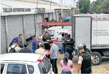  ?? ?? Agentes de Criminalís­tica realizaron el levantamie­nto del cadáver.