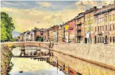  ?? FOTO: ADOBE STOCK ?? Durch die Altstadt von Sarajevo fließt der Fluss Miljacka. Ab Mai können Fluggäste direkt von Memmingen aus nach Sarajevo fliegen.