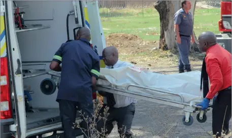  ?? Picture: NQOBILE SITHOLE ?? GANG WARFARE: The body of one of the zama zamas is lifted into an ambulance after five of the illegal miners were killed during an apparent battle over control of mining territory at Grootvlei Mine in Springs.