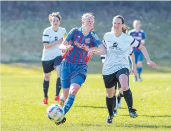  ?? FOTO: THOMAS SIEDLER ?? Die Frauen des FC Ellwangen (blaues Trikot, hier gegen Reichenbac­h) sind in der Regionenli­ga zwar Tabellenfü­hrer, aber gleichzeit­ig auch personell arg gebeutelt.