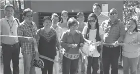  ?? RIC V. OBEDENCIO ?? Department of Trade and Industry-7 Director Aster Caberte (3rd from left) and Bien-Unido town Mayor Gisel Boniel (3rd from right) cut the ceremonial ribbon witnessed by Representa­tive Aris Aumentado (2nd from right), Provincial Board Member Niño Rey...