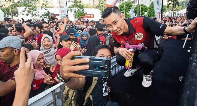  ??  ?? Ever the crowd puller: Badminton icon Lee Chong Wei posing for a selfie with a fan at the Bulan Sukan Negara event in Bukit Jalil yesterday. — FAIHAN GHANI / The Star