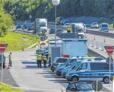  ?? FOTO: CHRISTIAN FLEMMING ?? Die Bundespoli­zei kontrollie­rt an der Ausfahrt Sigmarszel­l der A 96 wegen des G7-Gipfels.