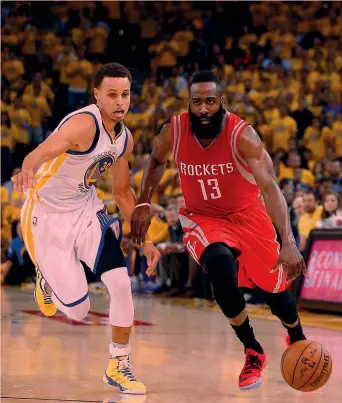  ??  ?? Steph Curry, 29 anni, e James Harden, 28. In futuro Warriors-Rockets potrebbe essere finale Nba AFP