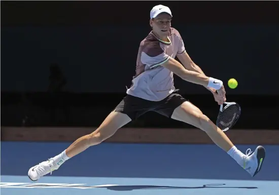  ?? BILD: ANDY WONG ?? Jannik Sinner klarade sin första prövning i Australian Open och besegrade Botic van de Zandschulp i raka set.