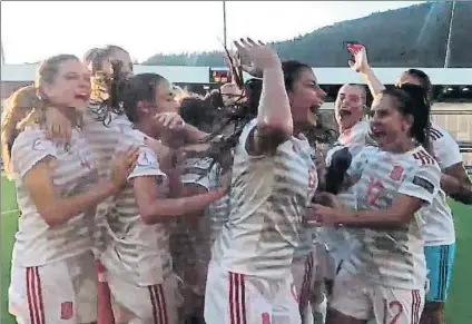  ?? FOTO: SELECCIÓN ?? Las jugadoras de Jorge Vilda, eufóricas tras certificar el pase a la final del Europeo. El triunfo ante Dinamarca fue muy trabajado